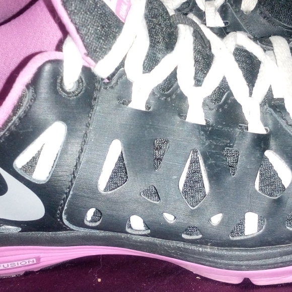 Size 7.5 Nike sneakers - Picture 2 of 4